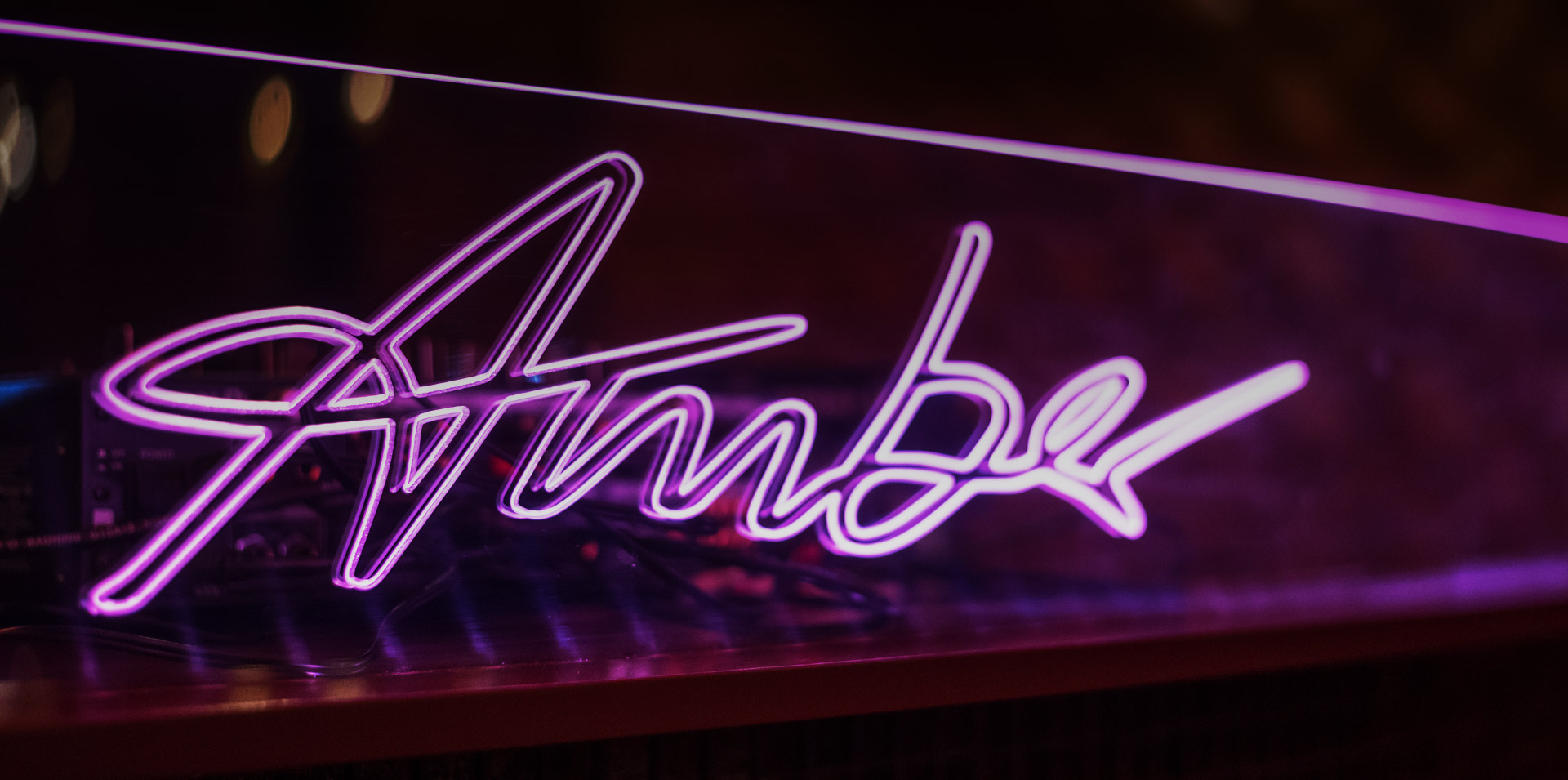 Neon Amber Schriftzug