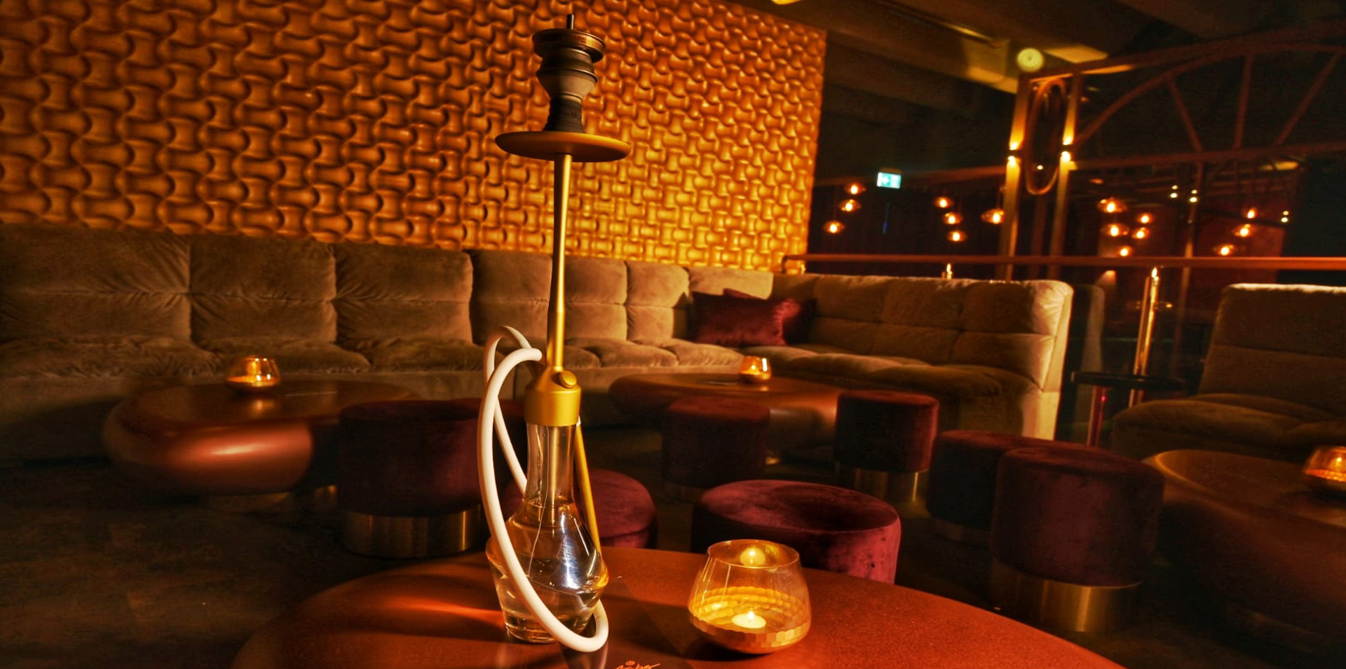 Goldene Shisha auf einem Tisch